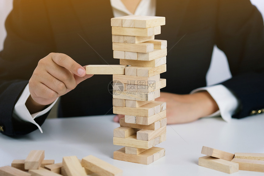 商业风险和策略规划放置木块商业概念促进增长成功程图片