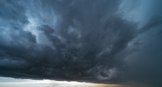 暴风雨的云彩阴暗自然背景摘要高清图片