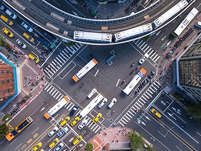 台北市湾的汽车和火与交通汇处或的汽车和列空中观察金融区和商务在交通智能城市技术概念中是交通智能城市技术的概念背景