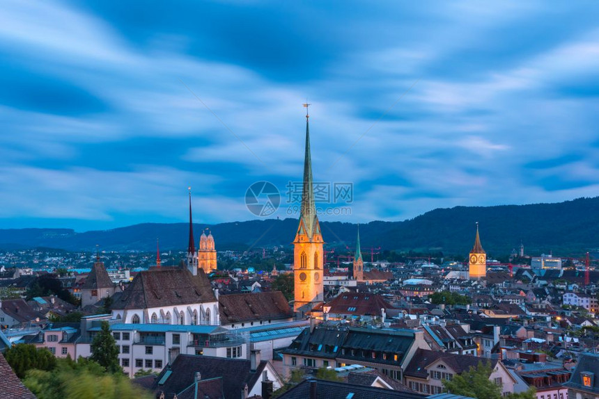 瑞士最大城市苏黎世旧的屋顶和教堂塔空中观察图片