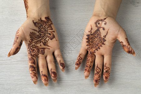 摩洛哥妇女用传统染花的手背景图片