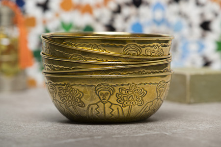 堆积的金色属Hammam水碗图片
