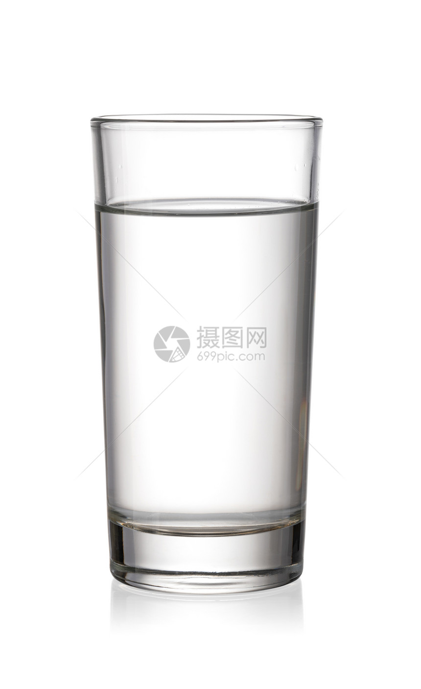 玻璃杯与水隔绝于白底图片