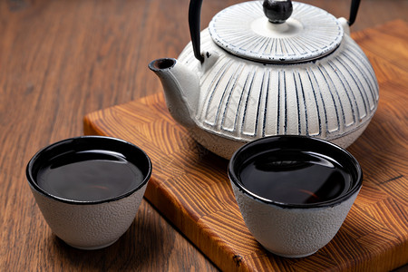 茶壶和木制背景的茶壶和图片