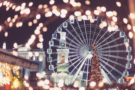 圣诞市的发轮失着重点夜市的灯光圣诞集图片