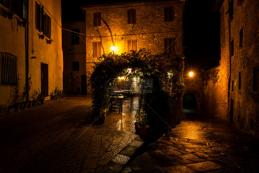 夜晚欧洲老城中的小巷图片