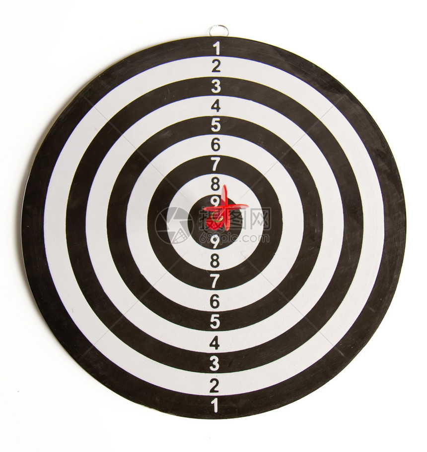 红箭射中目标心的近距离飞镖板DartsBoard游戏图片