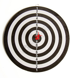 红箭射中目标心的近距离飞镖板DartsBoard游戏图片