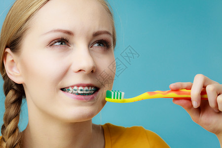 使用人工牙刷传统术和的年轻女子使用刷牙术的妇女使用刷牙术的妇女图片