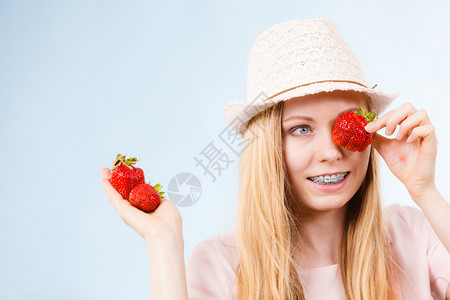 快乐的年轻少女准备过暑假穿着粉红衣服戴甜果红草莓的太阳帽快乐年轻少女图片