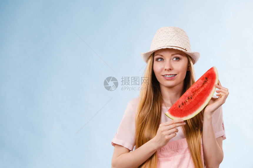 快乐的年轻少女准备过暑假穿着粉红衣服戴甜果红辣椒西瓜的太阳帽快乐年轻少女图片