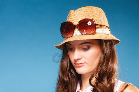 青春与假期概念可爱的少女穿着夏衣草帽和太阳镜蓝色的美容女游客肖像图片