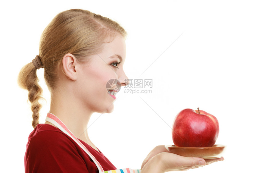 金发年轻家庭主妇或厨师身穿条纹厨房围裙提供红苹果健康水面部情况与世隔绝图片