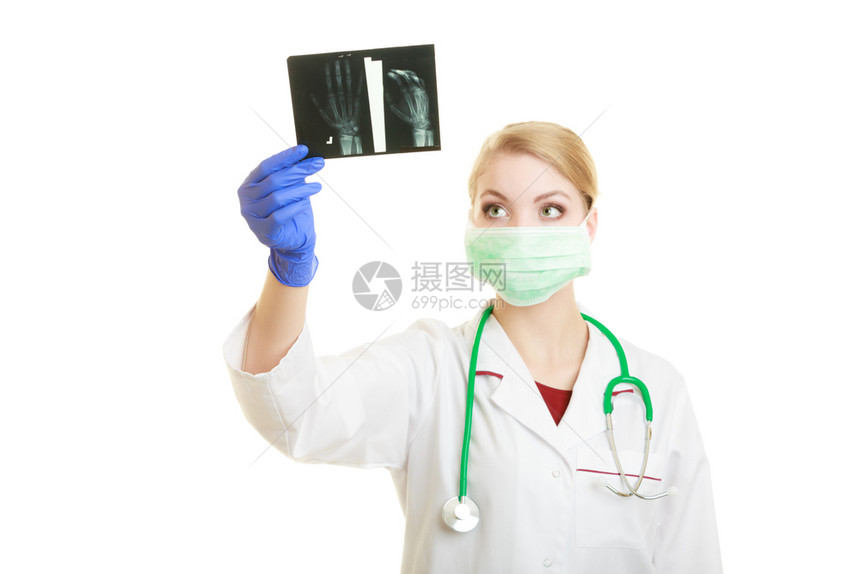 身穿实验室大衣的女医生负责检查被隔离的手臂X光图像图片