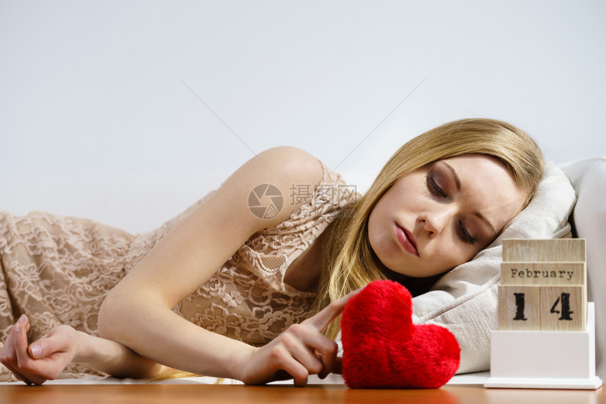 孤单的躺在床上看着日历14个情人节与心身独处图片