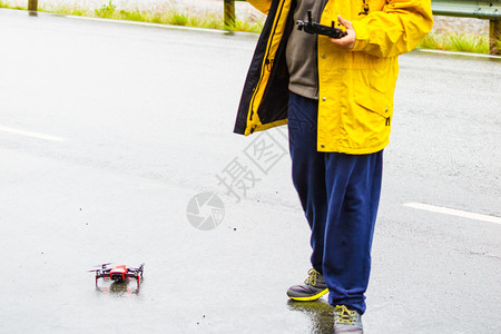 男子在操作遥控无人驾驶飞机图片