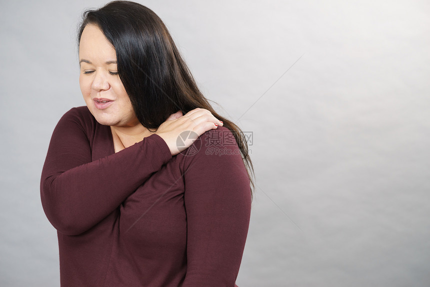 成年妇女肩上感到疼痛女手臂有问题共同的健康概念图片
