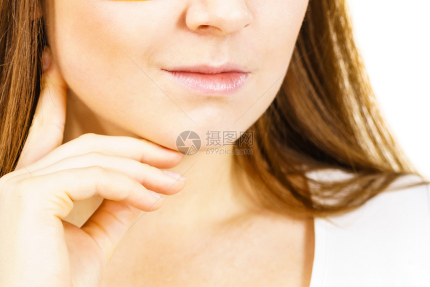 没有化妆品的年轻女子脸唇的一部分自然美纯净的皮肤护理疗养没有化妆品的女孩脸唇一部分图片