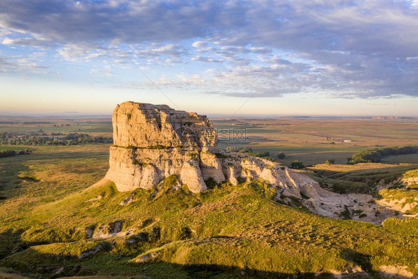 NebraskaPanhanhandle上的监狱岩石夏季日出时的空中观察图片