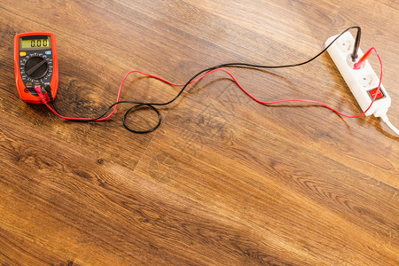电插座延伸线源的压测量木地板底面多米测量电源多米插座测量压多米图片