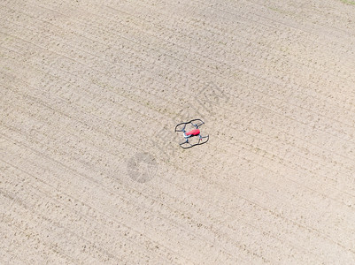 无人机在农作物上空飞行图片