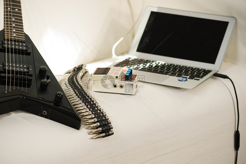 现代音频制作在家中室内音乐演播安装电吉他在白色沙发上装有效果和笔记本电脑吉他和笔记本脑图片