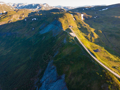 乔努维克空中视图VinjeVik在挪威西部Stolsheimen山区的VikeVik之间有隧道的Vikafjellet公路挪威基础设施山背景