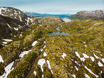 挪威海景地貌石岩山脉中的公路和湖泊挪威旅游景点路线Ryfylke航空景点挪威山区的公路和湖泊背景