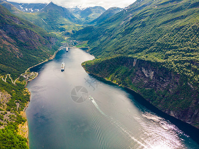 奥内斯温根FjordGeirangerfjord和渡轮船从挪威Ornesviven观望点看旅行目的地挪威FjordGeirangerfjo背景