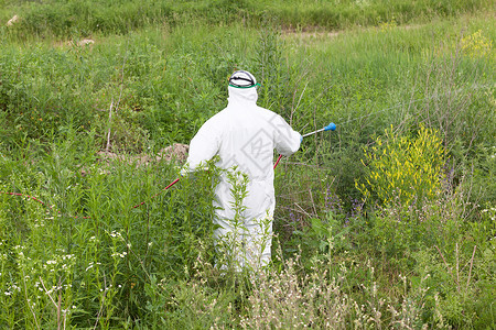 除脚臭剂主图男子身穿防护服在杂草上喷洒除剂背景
