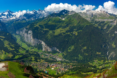 Lauterbrunnen河谷和瑞士阿尔卑斯山峰全景瑞士曼利钦山峰图片