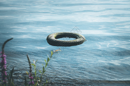 马牌轮胎旧轮胎位于水海岸线环境污染中背景