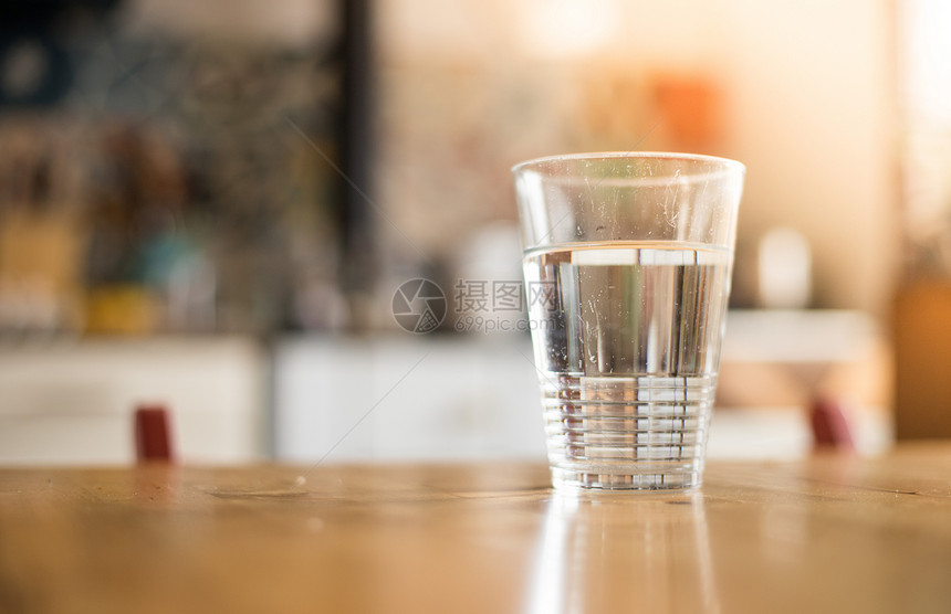 木制厨房桌上清干净的新杯子冷水图片