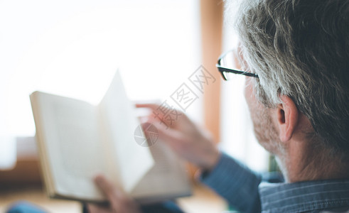 剪掉一个在家看书的老人照片背景图片