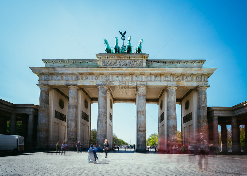 德国柏林勃兰登堡门前部照片夏季在德国柏林图片