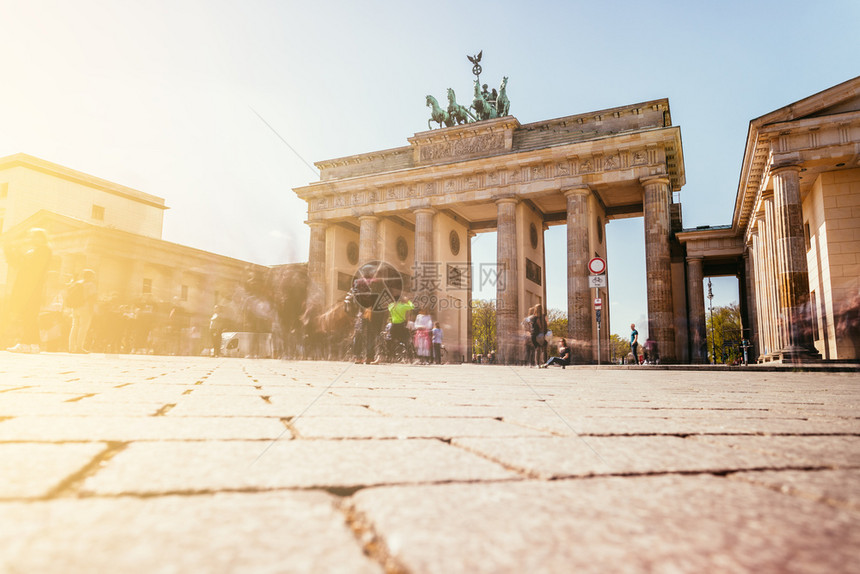德国柏林勃兰登堡门前部照片夏季在德国柏林图片