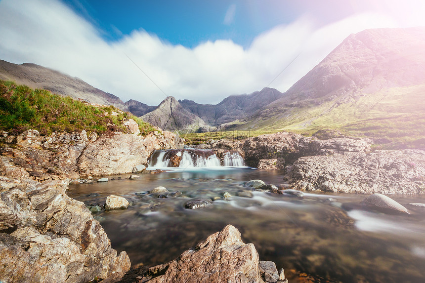 美丽的风景山上瀑布仙子池苏格兰斯凯岛阳光图片