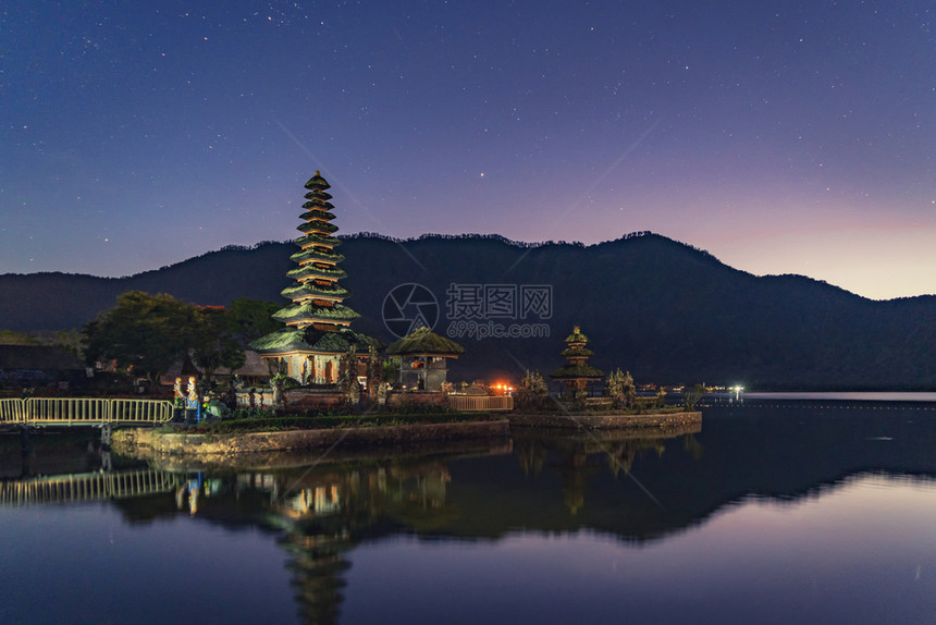 PuraUlunDanuBratanTemple夜间印度教寺庙在尼西亚巴厘岛山峰湖泊和星自然景观背图片