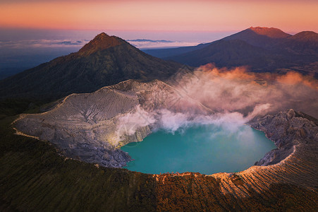 玉虚峰日出时有绿宝石硫磺湖的KawahIjen火山风景印度尼西亚东爪哇全景自然观背背景