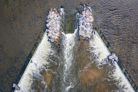 在科罗拉多北部南普特河的坝上有冲浪波的船降落伞图片