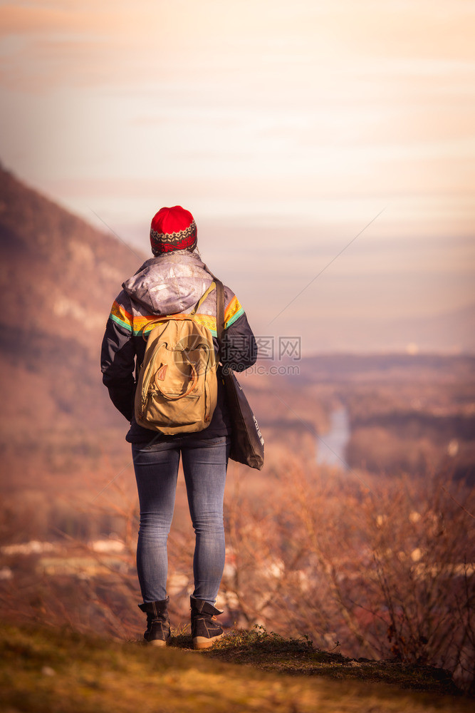 年轻女孩喜欢山上风景秋天图片