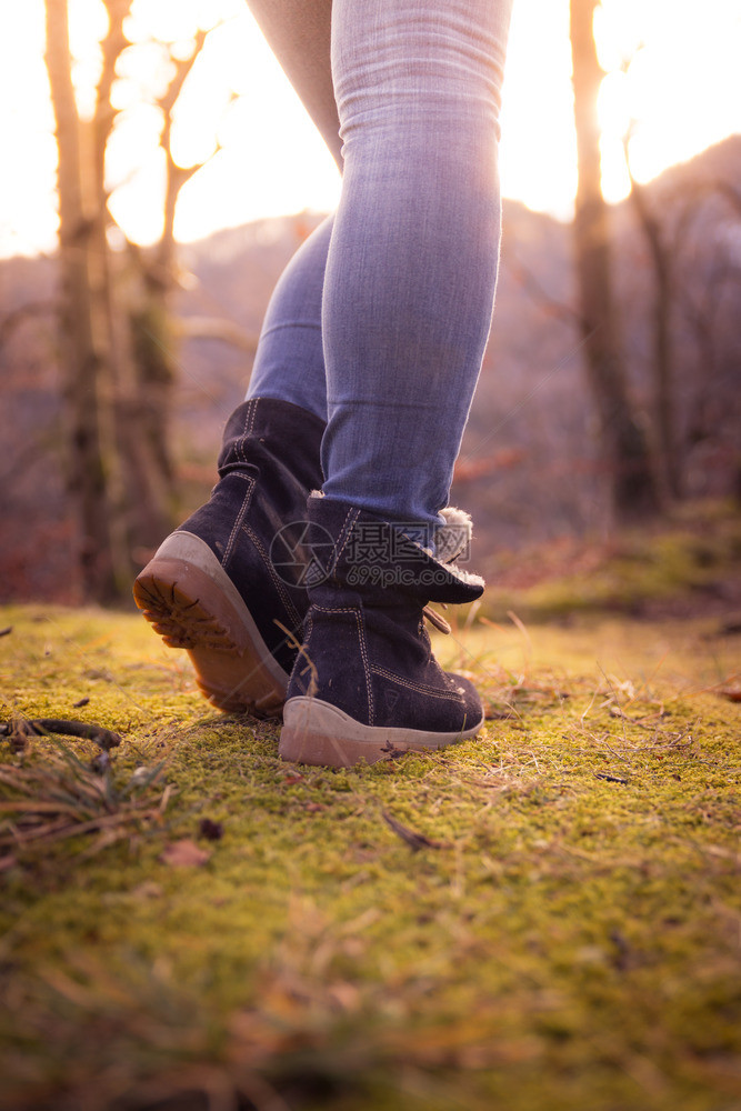 一个年轻女子的靴切开在林地户外秋天图片