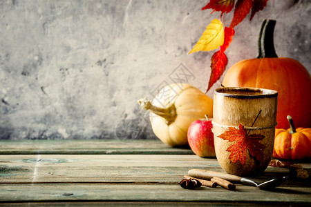 古老的苹果秋幕背景茶杯或咖啡南瓜派香料和木制餐桌边的叶子以对抗古老的生锈状况墙壁文字空间背景