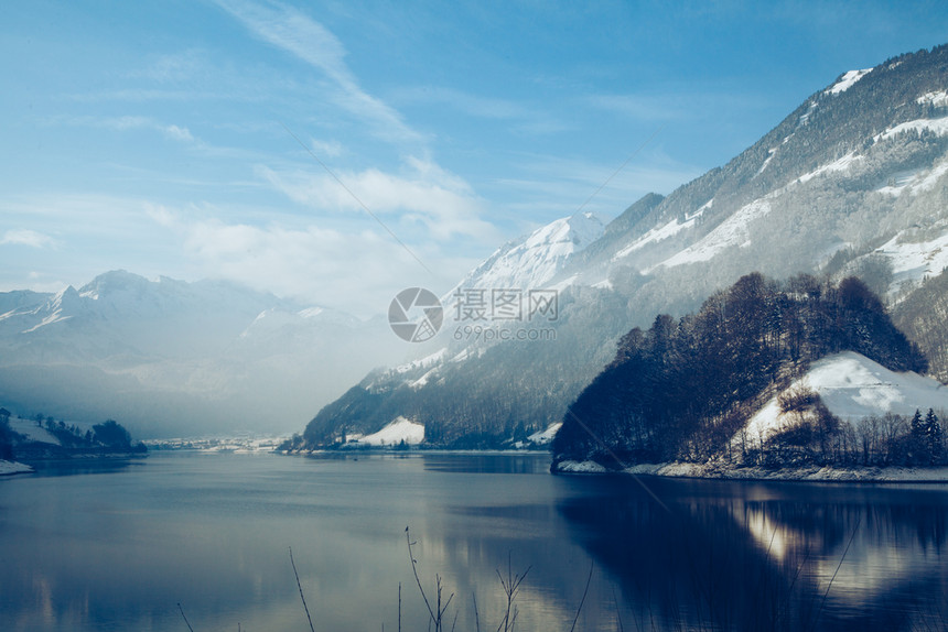 阿尔卑斯山脉美丽白色冬天的全景图片