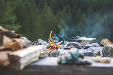 森林禁止燃火烧柴在户外露营背景