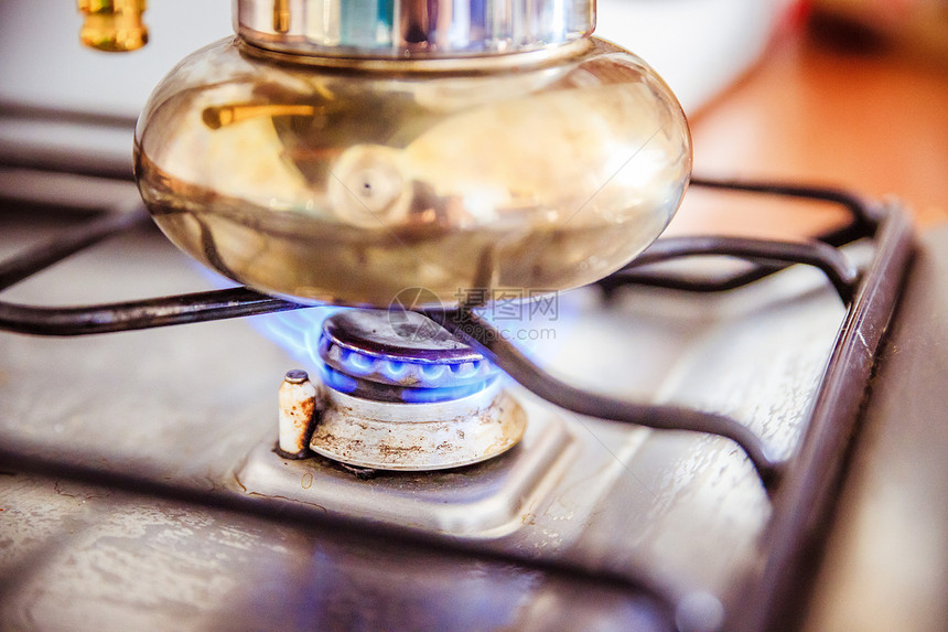 煤气炉灶早餐上的意大利咖啡锅图片