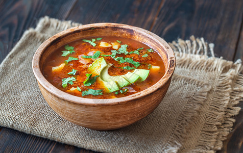 一碗墨西哥辣汤生锈背景的墨西哥辣汤图片