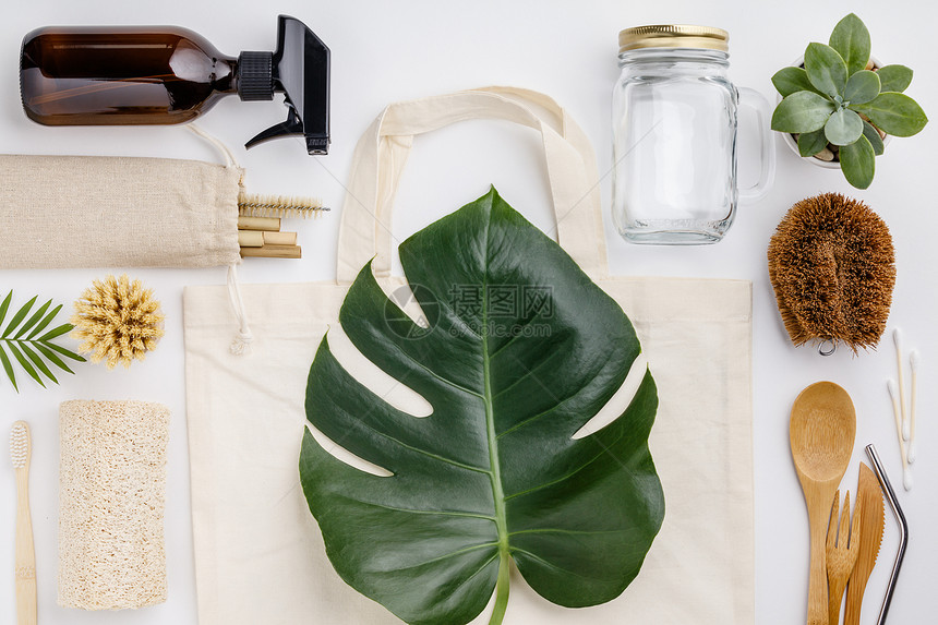 天然颜色生态袋可重复使用的金属和竹草玻璃罐木刀和叉子零废物清理和美容产品平铺图片
