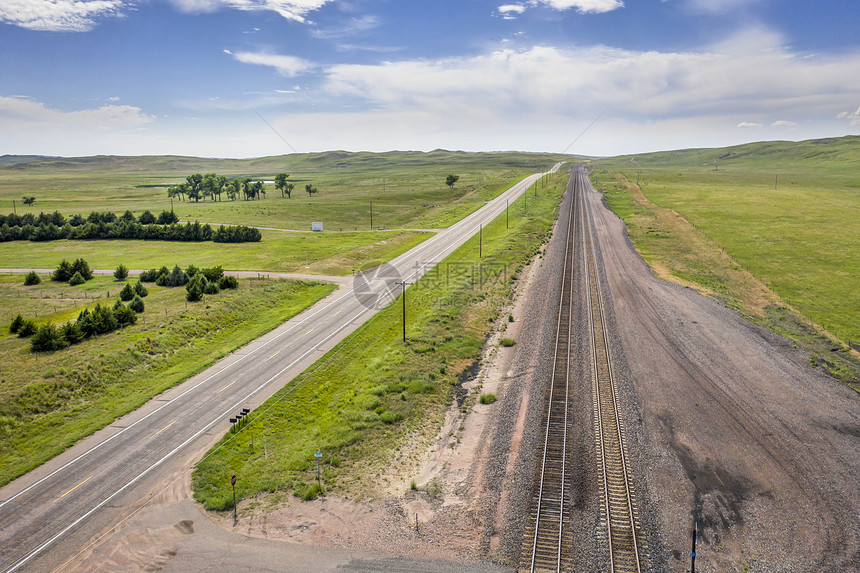 内布拉斯加沙丘山空高速公路和铁夏季风景空中观察图片