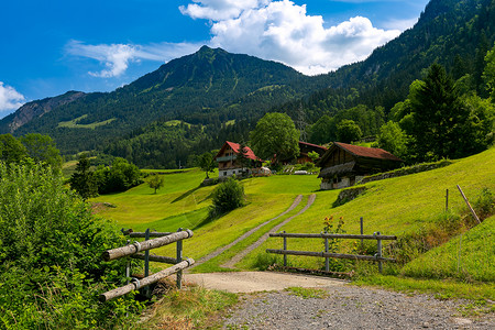 瑞士奥布瓦尔登州LungernSwis村典型的木屋和谷仓图片